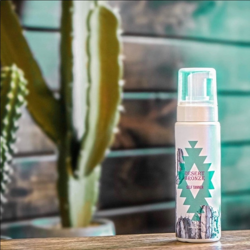Desert Bronze self Tanner with application mitt